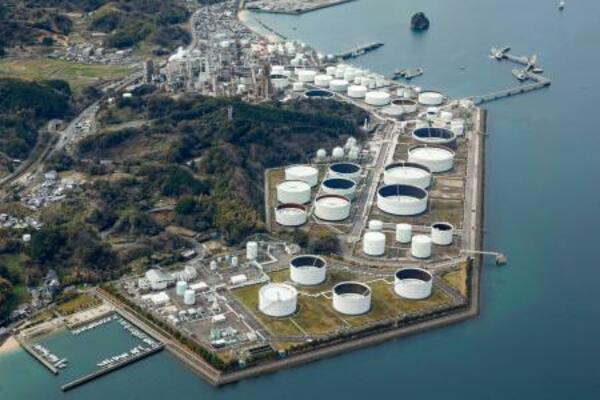 　愛媛県今治市の菊間国家石油備蓄基地＝２６日午前１０時４９分（共同通信社ヘリから）