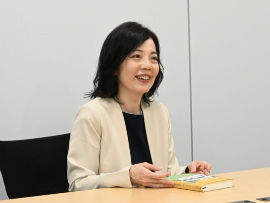 インタビューに答える田中さん