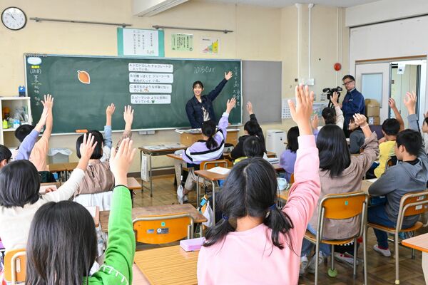 矢場川小で行われた「カカオに学ぶサステナブル」の授業