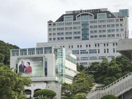 　韓国・京畿道加平の教団施設にある建物。創設者の文鮮明氏（故人）と韓鶴子総裁の写真が掲げられていた＝２０２２年９月（共同）