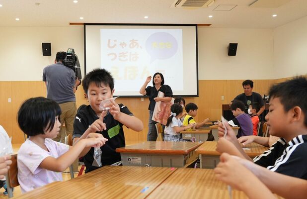 命の誕生などについて学ぶ子どもたち