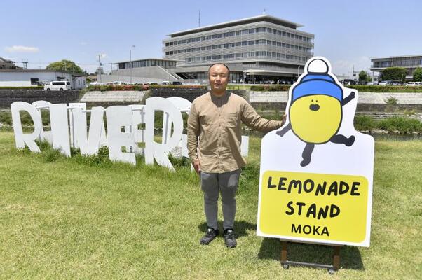 会場の五行川河川緑地で来場を呼びかける上原さん