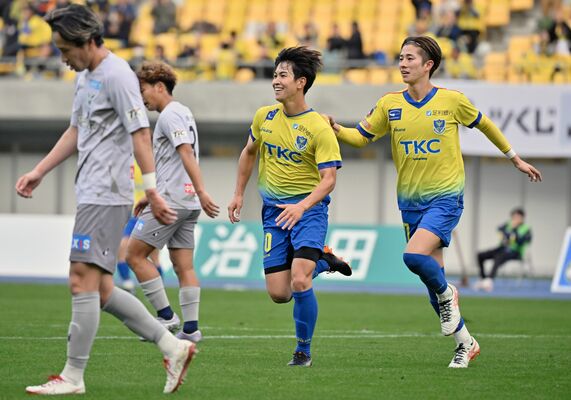 後半20分、栃木ＳＣのＦＷ五十嵐（中央）がシュートを決め、笑顔で駆け出す＝カンセキスタジアムとちぎ
