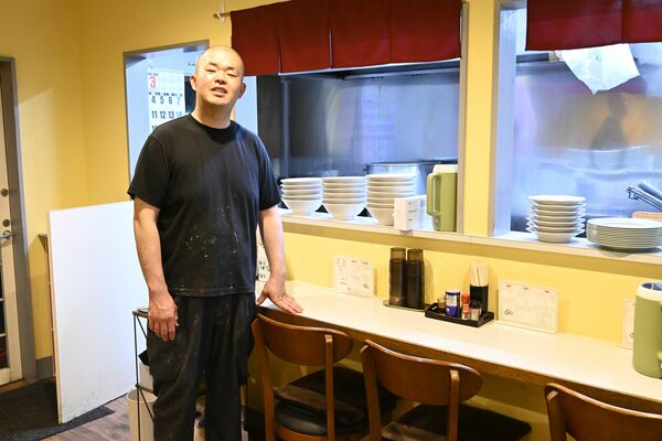 1人で厨房を切り盛りする松本さん