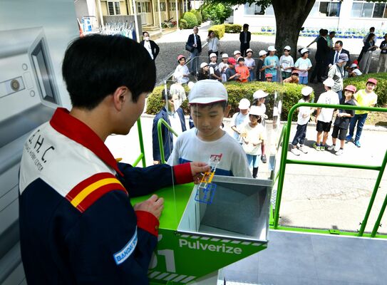 プラスチックのリサイクルを体験する児童たち