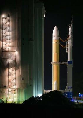 　発射地点に移動するＨ３ロケット８号機＝２１日夜、鹿児島県の種子島宇宙センター