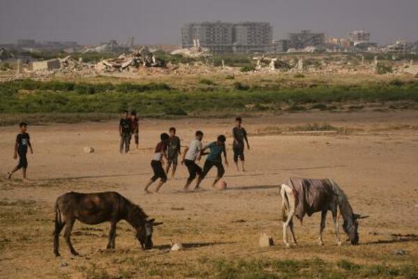 　２４日、ガザ中部ヌセイラトでサッカーをする子どもたち（ＡＰ＝共同）