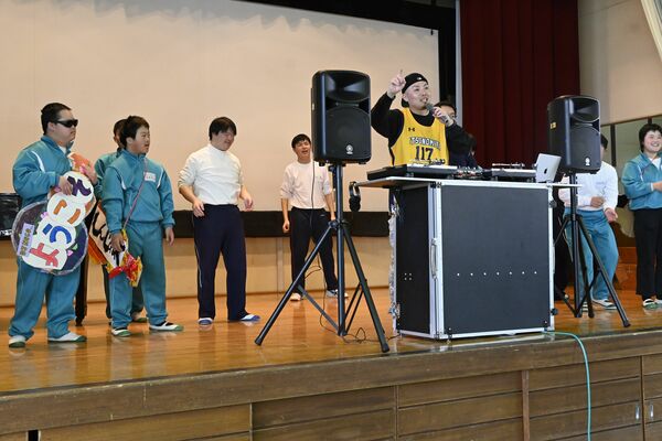 音楽に合わせて体を動かす生徒たち＝20日午後、富屋特別支援学校