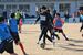 参加した小中学生とプレーする三丸選手