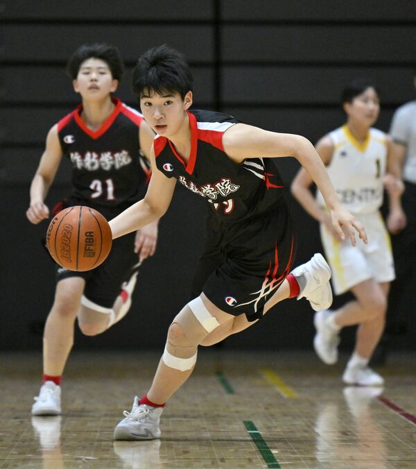 第３クオーター４分、作新の直井がボールを奪い抜け出す＝日環アリーナ栃木、磯真奈美撮影