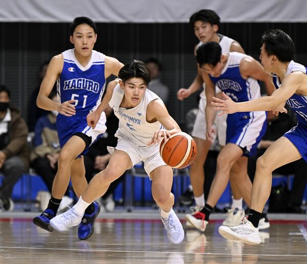 第４クオーター４分、宇工の大里がターンオーバーを決める＝京王アリーナＴＯＫＹＯ、森田大地撮影