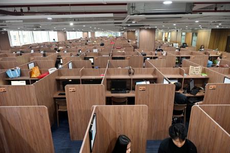 　個別ブースが並ぶ、ＱＱイングリッシュが運営する英会話学校の校舎内＝２０２５年８月、フィリピン中部セブ州（共同）