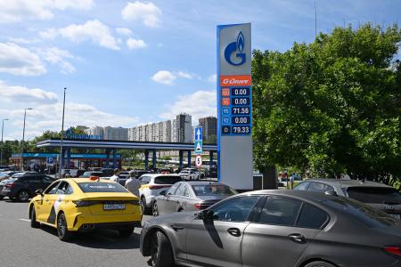 　モスクワ中心部のロシア石油大手ガスプロムネフチの給油所でガソリン購入を待つ車列＝６月３０日（共同）