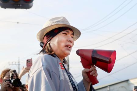 ファンに語りかける真矢=神奈川県秦野市