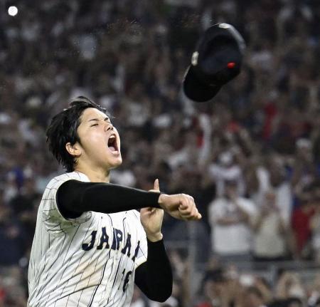 　23年ＷＢＣ優勝の瞬間、帽子を投げて喜ぶ大谷＝マイアミ（共同）