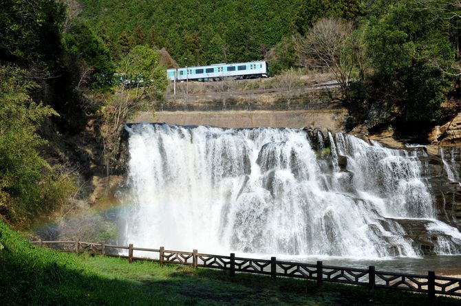 龍門の滝の上を走るＪＲ烏山線