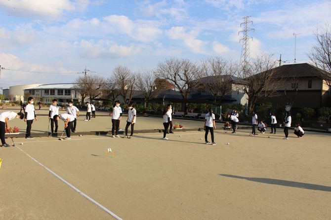 月1回の練習会では、卒業生と在校生が一緒になって練習します。（さくら市総合公園ゲートボール場にて）