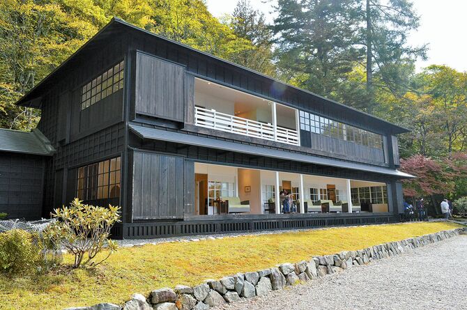 外観は黒、内観は白で和洋折衷なデザイン