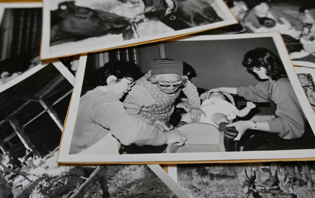 子どもの検診を手伝う宇賀神さん（中央）