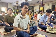 ミャンマー、瞑想する若者