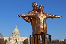 またトランプ氏と富豪の像