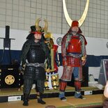 重さに「武将すごい」　甲冑レプリカ着用体験　小山市立博物館