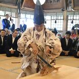 手で触れずさばき…料理の祖神にタイ奉納　庖丁式、古式ゆかしく　小山の高…