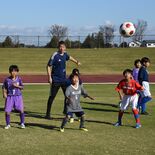 元プロサッカー選手の上野優作さん、出身地で教室　小学生170人が参加