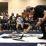 大胆筆さばきに喝采　5月10日まで開催の栃木日展作家展に合わせ、揮毫会…