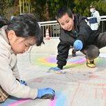建設中の橋にお絵描き　鹿沼・上南摩小児童が自由にカラフルに