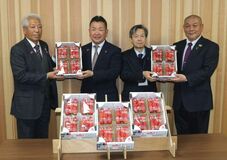 学校給食用にイチゴを寄贈