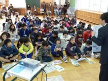 宇都宮市戸祭小　「新聞ができるまで」学ぶ