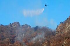 群馬の妙義山、消火活動再開