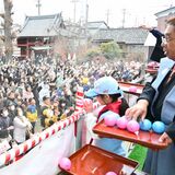 「福」を求めて手を伸ばす　足利・龍泉寺で恒例のガラマキ