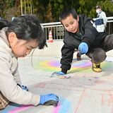 建設中の橋にお絵描き　鹿沼・上南摩小児童が自由にカラフルに