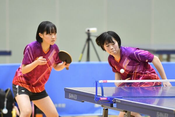 卓球女子ダブルス決勝　サーブを打つ真女の佐藤（右）。左は三村＝県北体育館、内藤大地撮影