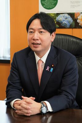 インタビューに応じる小倉男女共同参画担当相＝内閣府