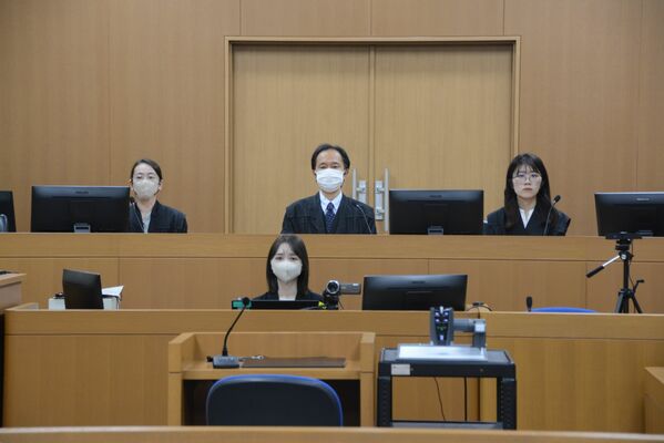 女子高生殺害、遺棄事件の裁判員裁判初公判が開かれた宇都宮地裁の法廷＝１日午前９時40分、宇都宮市小幡１丁目