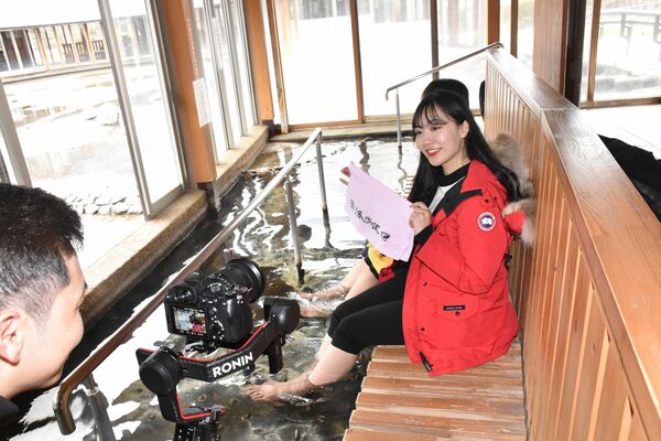 「湯っ歩の里」でＰＲ動画を撮影するチヤンさん