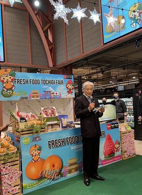 商業施設で県産品をＰＲする福田知事＝24日午後、タイ・バンコク（県提供）