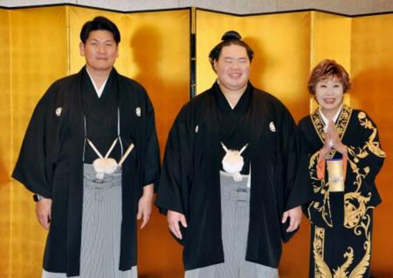 　披露宴を前に笑顔の明生（中央）。左は師匠の立浪親方、右は祝福に駆け付けた歌手の小林幸子さん＝２１日、東京都内