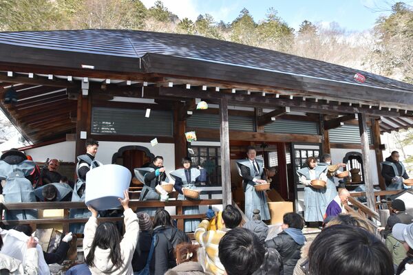 がらまきが行われた温泉寺の節分行事