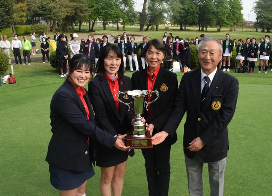 初優勝を飾り松本県ゴルフ場協議会会長（右）から優勝カップを受け取るアローエースＧＣ。左から佐藤、森田、古橋＝小山ＧＣ