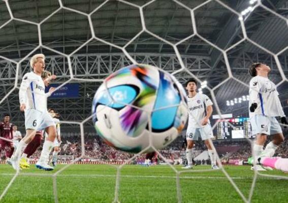 　神戸―長崎　前半、神戸に２点目のゴールを許した長崎イレブン＝ノエスタ