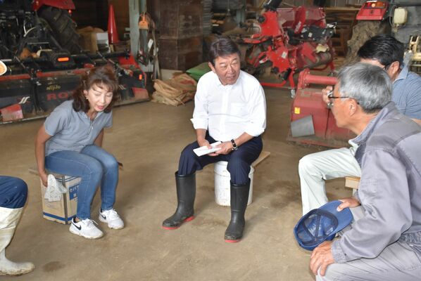 農家と意見交換する茂木氏（中央）＝15日午後、足利市大月町