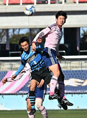 前半１分、空中で競り合う佐野日大のＤＦ大野（右）