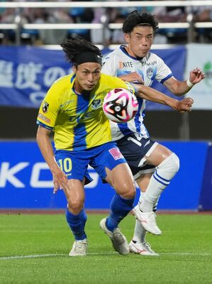 前半、守備に奔走する栃木ＳＣのＭＦ森（左）＝ＮＤソフトスタジアム山形