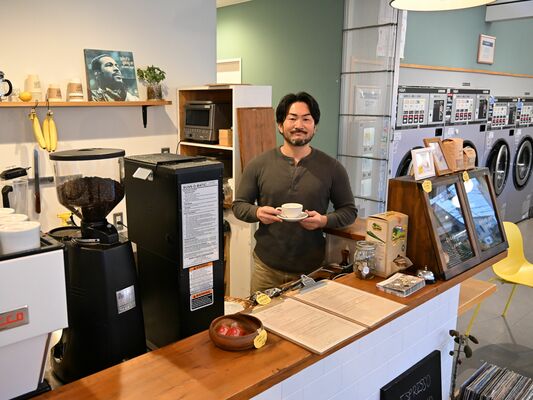 店内に立つ大野さん