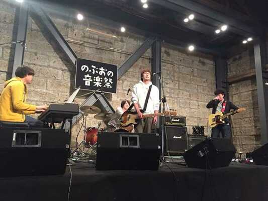 「住めば都の高根沢」を作詞作曲した中島さん（右）＝高根沢町内