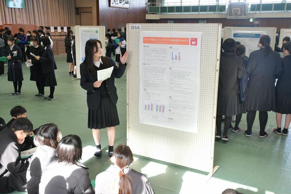 ポスターを用いて研究成果を発表する宇都宮東高の生徒ら